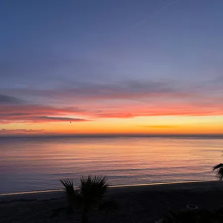Excepcional Amanecer Al Borde De Playa Y Mar, En Roquetes *