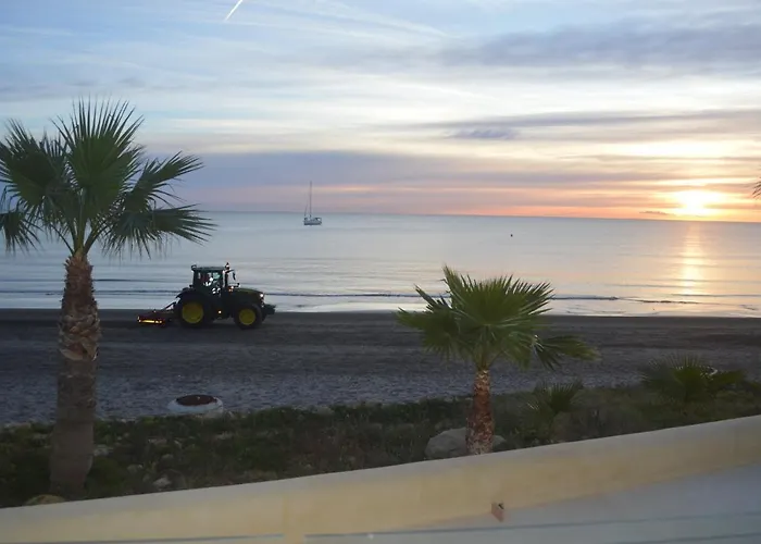 Excepcional Amanecer Al Borde De Playa Y Mar, En Roquetes Appartement