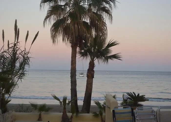 Excepcional Amanecer Al Borde De Playa Y Mar, En Roquetes