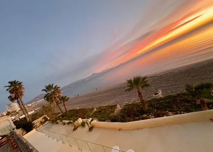 Excepcional Amanecer Al Borde De Playa Y Mar, En Roquetes